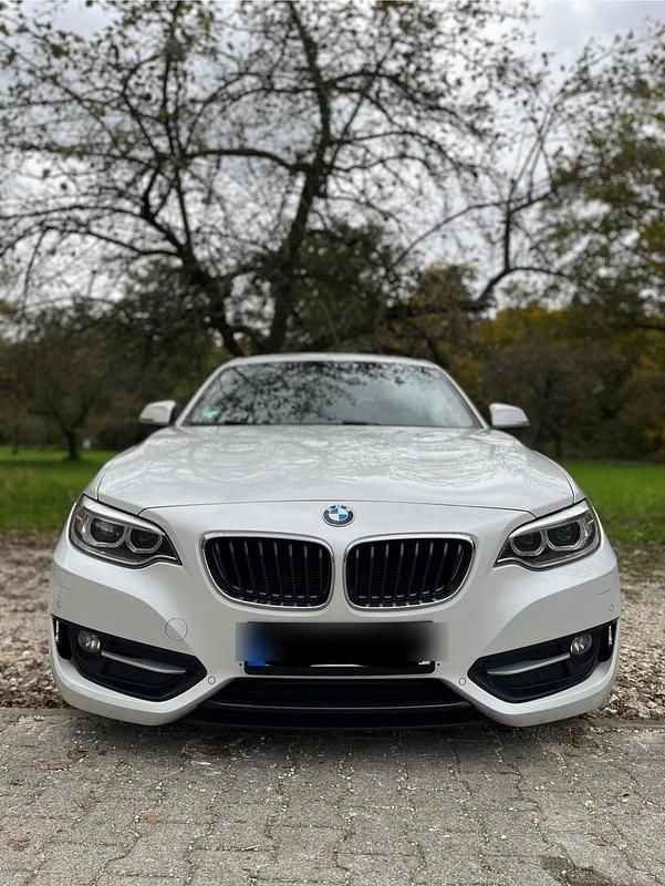Weiß Gebraucht 2017 BMW 225 Comfort Edition Coupé | 26.000 € - Bild 1/4