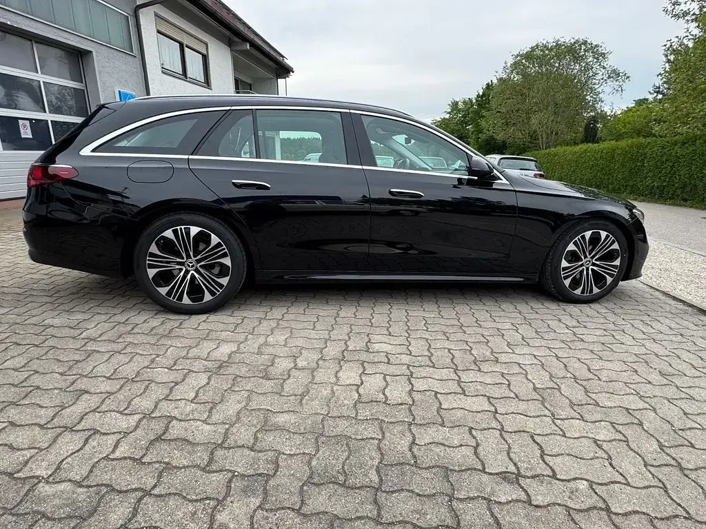 Second-hand Mercedes E220 Avantgarde 197 CP (144 kW) 2023 Negru Berlinǎ