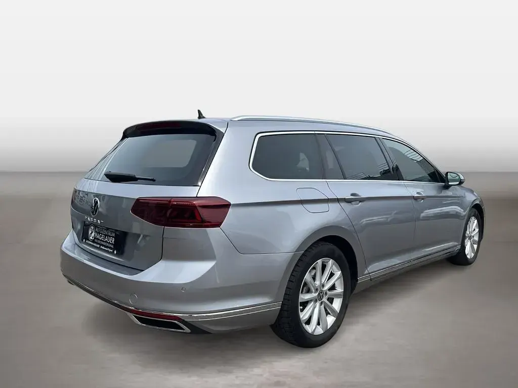 Gebraucht VW Passat Elegance 150 PS (110 kW) 2023 Silber Kombi