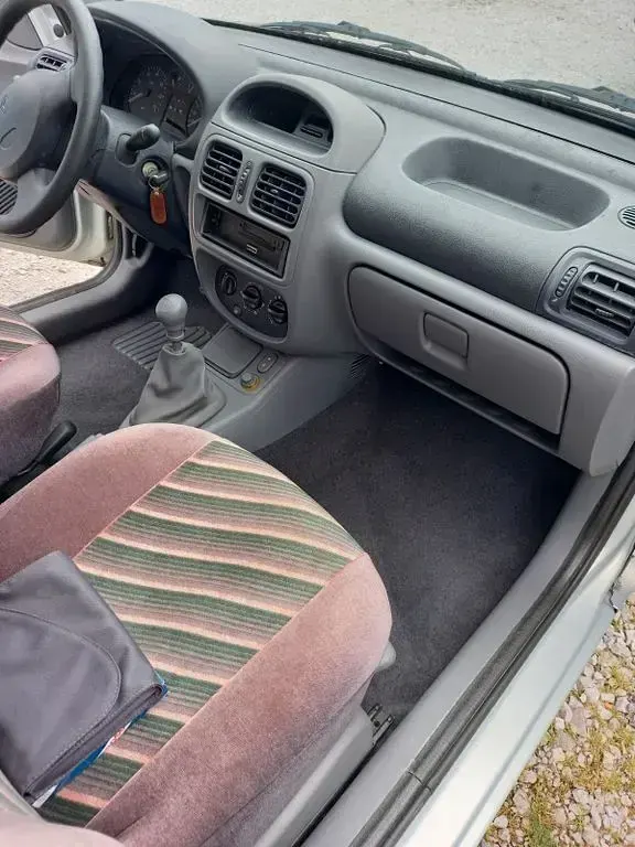 Gebraucht Renault Clio 58 PS (42 kW) 2000 Silber Limousine