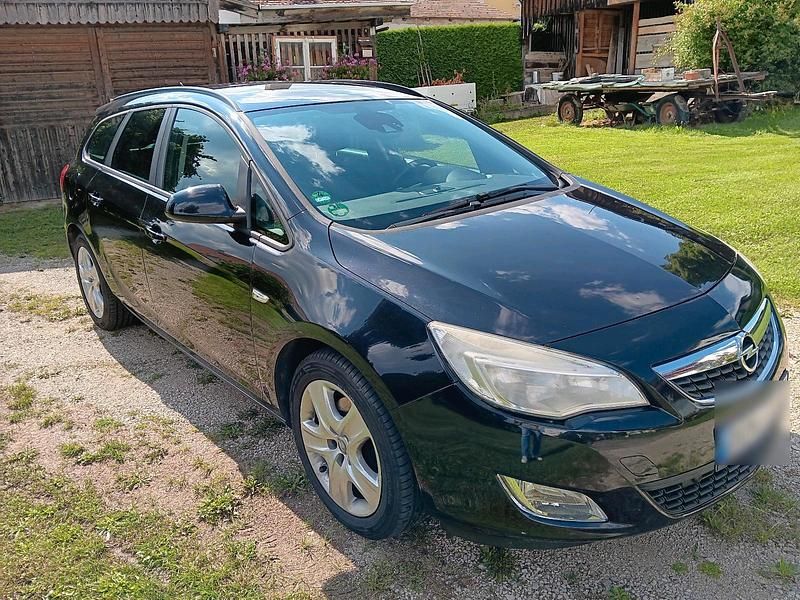 Second-hand Opel Astra 110 CP (80 kW) 2011 Negru Break