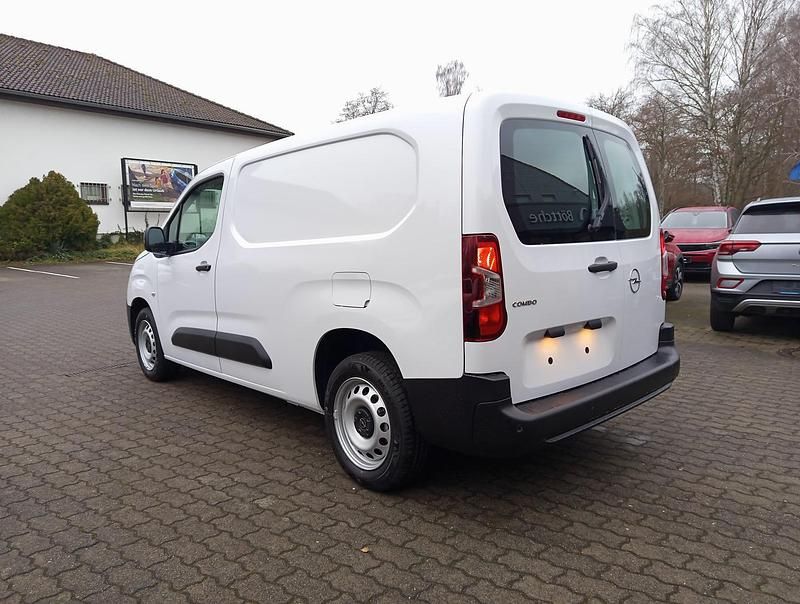 Neu Opel Combo 131 PS (96 kW) 2025 Lackierung weiss icy/typ aussenverkleidung spiegel flach standard Kombi