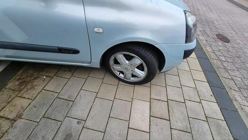 Gebraucht Renault Clio II 75 PS (55 kW) 2004 Silber Kleinwagen