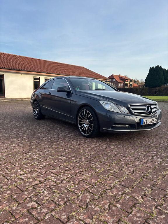 Grau Gebraucht 2011 Mercedes E350 Coupé | 10.000 € (Guter Preis) - Bild 1/4