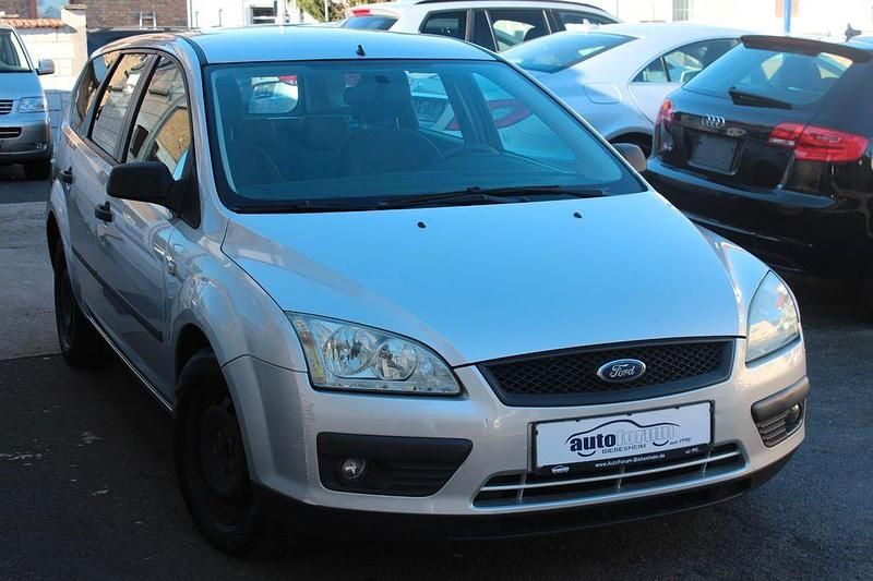 Gebraucht Ford Focus Trend 101 PS (74 kW) 2005 Silber Limousine