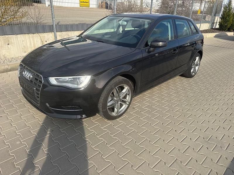 Gebraucht Audi A3 Attraction 105 PS (77 kW) 2015 Braun Limousine