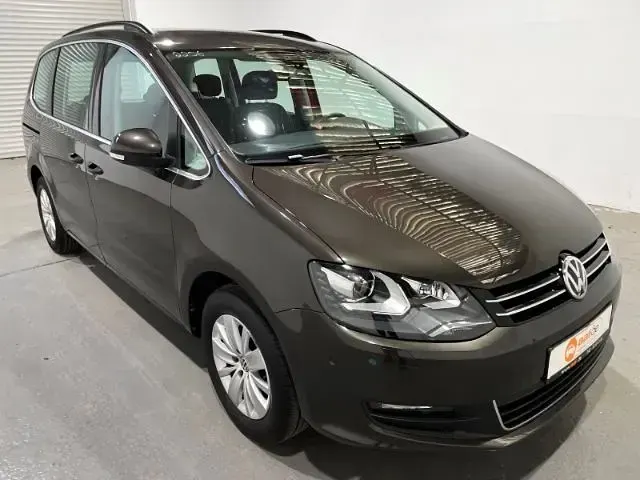 Gebraucht VW Sharan Comfortline 150 PS (110 kW) 2022 Braun Van / Kleinbus