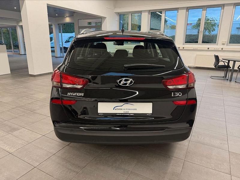 Gebraucht Hyundai i30 Select 120 PS (88 kW) 2018 Schwarz Kombi