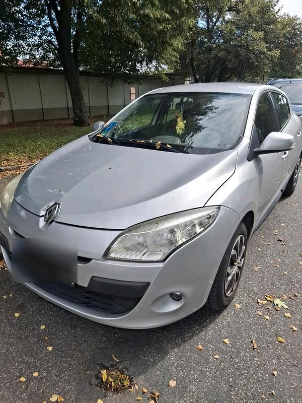 Silber Gebraucht 2009 Renault Mégane III Limousine | 2.000 € (Guter Preis) - Bild 1/4