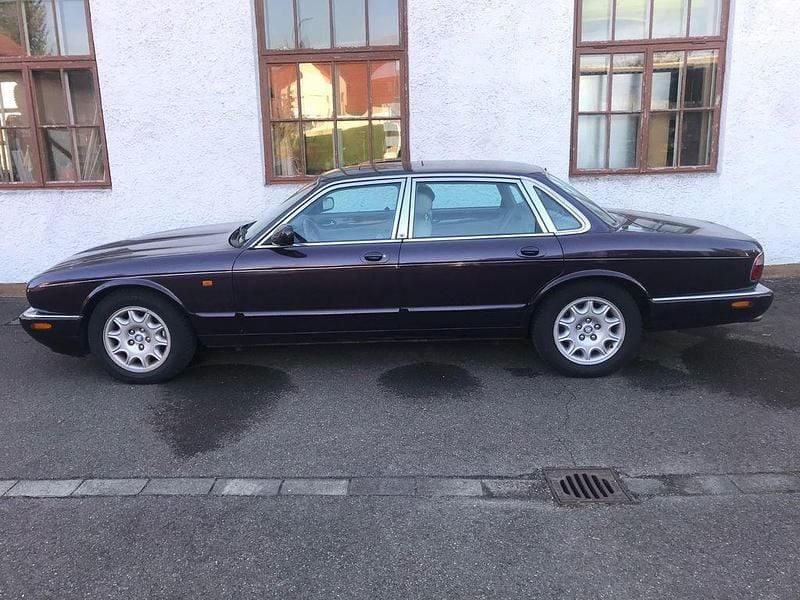 Violet Gebraucht 1998 Jaguar XJ8 Sovereign Limousine | 4.350 € - Bild 1/4