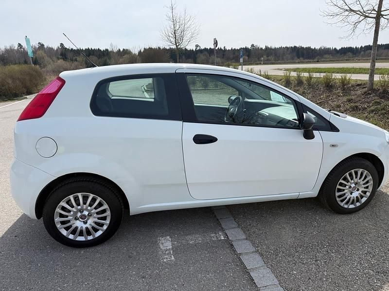 Gebraucht Fiat Punto 69 PS (50 kW) 2011 Weiß Kleinwagen