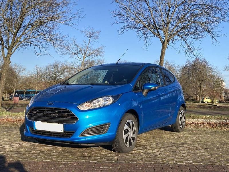 Blau Gebraucht 2015 Ford Fiesta Trend Kleinwagen | 4.900 € (Fairer Preis) - Bild 1/4