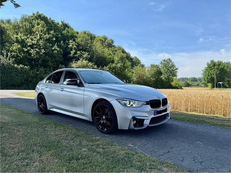 Silber Gebraucht 2015 BMW 330 M Sport Limousine | 18.499 € (Fairer Preis) - Bild 1/4