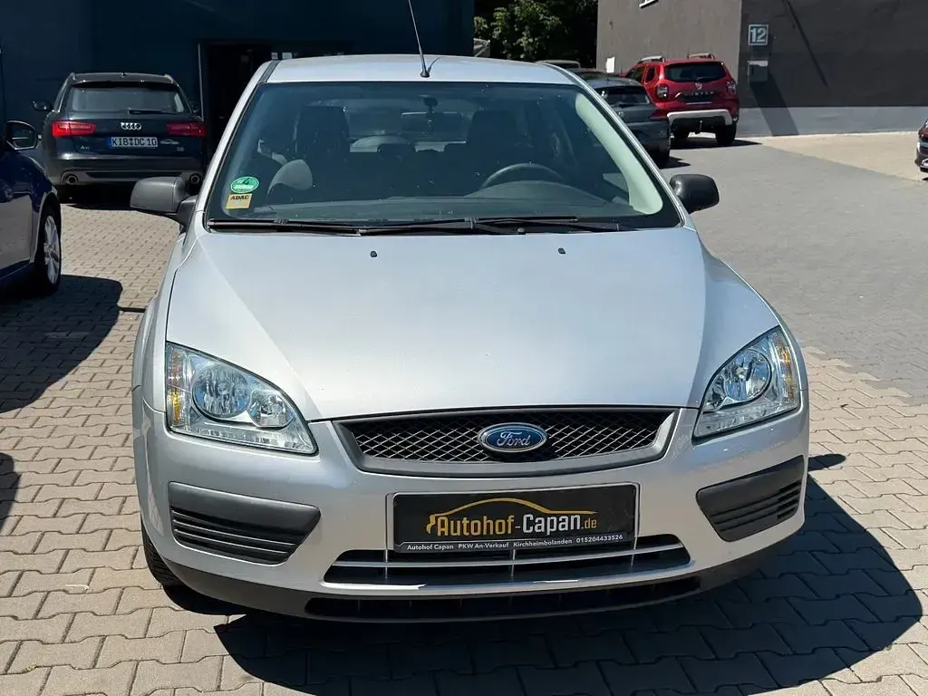 Gebraucht Ford Focus Trend 116 PS (85 kW) 2005 Silber Limousine