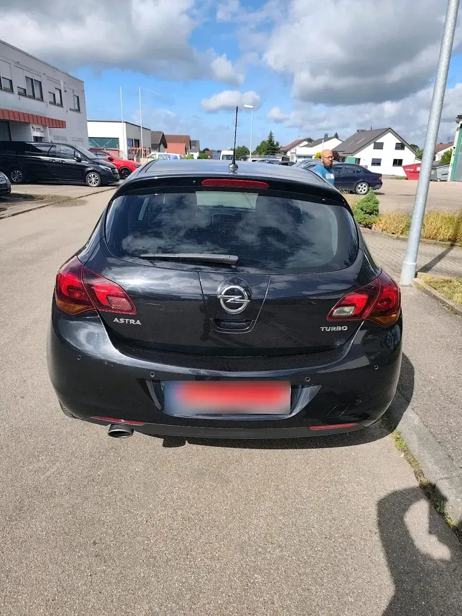 Gebraucht Opel Astra 140 PS (102 kW) 2012 Schwarz Kleinwagen