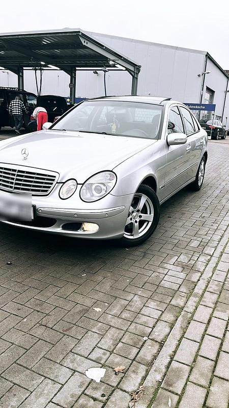 Silber Gebraucht 2004 Mercedes E200 Limousine | 4.000 € (Fairer Preis) - Bild 1/4