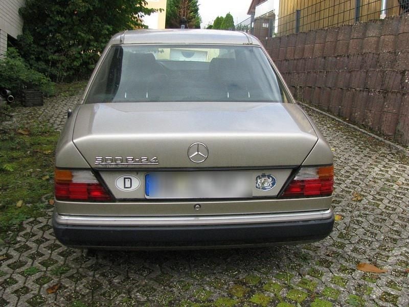 Beige Gebraucht 1990 Mercedes 300 Limousine | 29.990 € - Bild 1/4