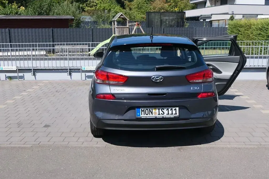 Gebraucht Hyundai i30 Select 120 PS (88 kW) 2017 Grau Limousine