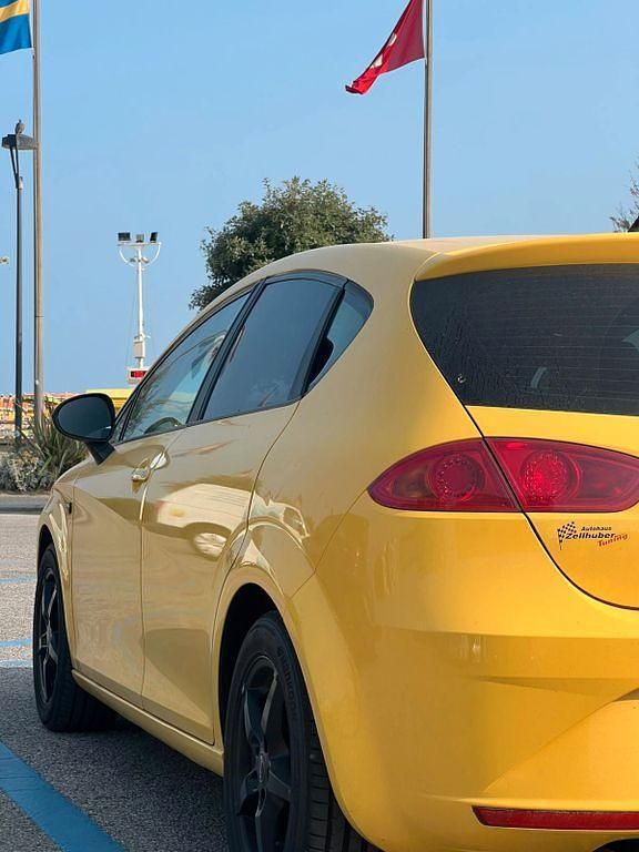 Second-hand Seat Leon Reference 102 CP (75 kW) 2010 Galben Hatchback