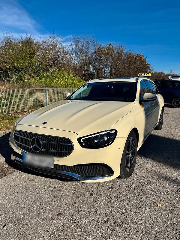 Schwarz Gebraucht 2023 Mercedes E220 Kombi | 29.900 € (Guter Preis) - Bild 1/4