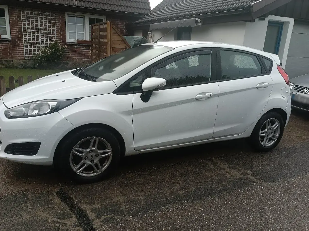 Gebraucht Ford Fiesta 75 PS (55 kW) 2013 Weiß Kleinwagen