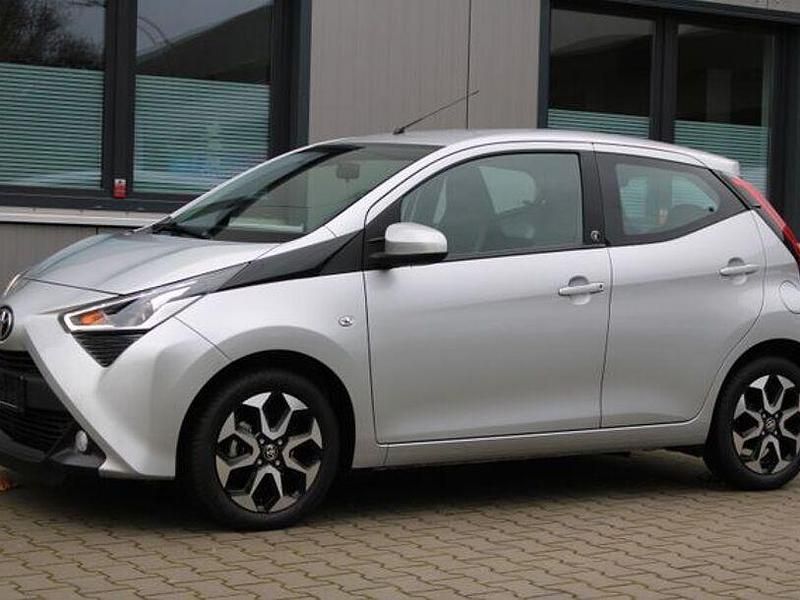 Silber Gebraucht 2021 Toyota Aygo X-play Kleinwagen | 11.990 € (Fairer Preis) - Bild 1/4
