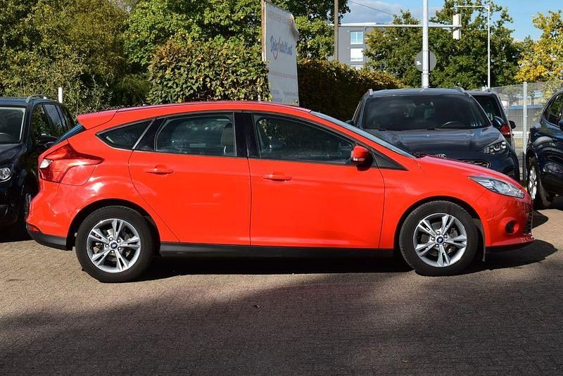 Gebraucht Ford Focus Champions Edition 101 PS (74 kW) 2013 Rot Limousine