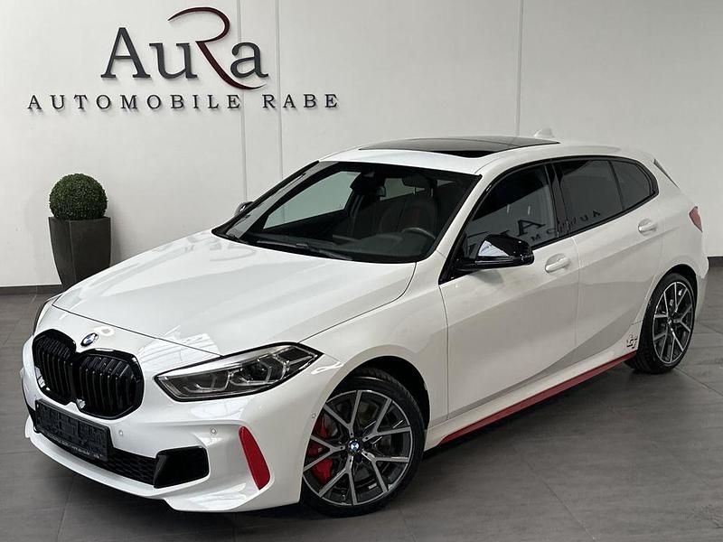 Weiß Gebraucht 2023 BMW 128 Sport Line Limousine | 31.989 € (Fairer Preis) - Bild 1/4