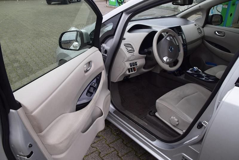 Gebraucht Nissan Leaf 58 kW (80 PS) 2011 Silber Kleinwagen