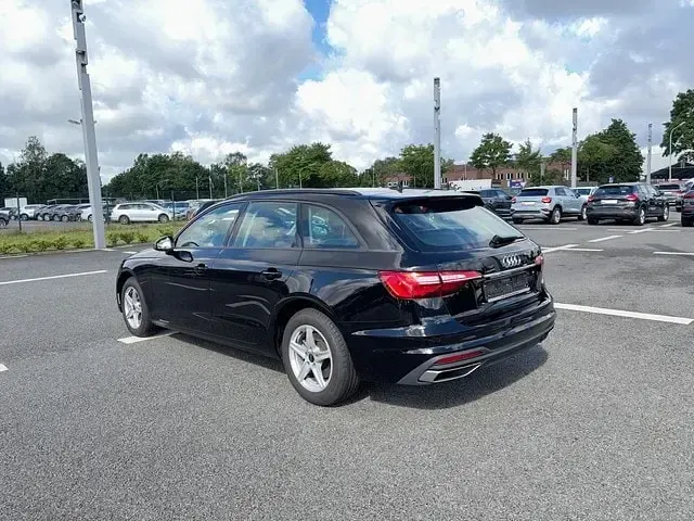 Gebraucht Audi A4 Sport 163 PS (119 kW) 2023 Brillantschwarz Kombi