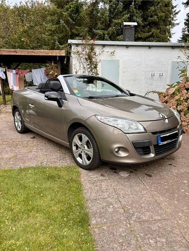 Braun Gebraucht 2011 Renault 10 Limousine | 4.700 € - Bild 1/4