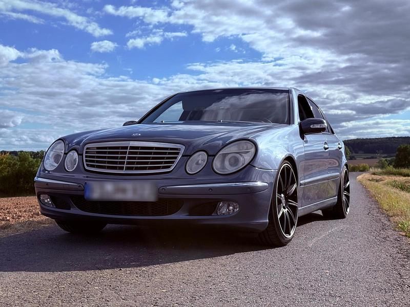 Silber Gebraucht 2003 Mercedes E240 Limousine | 2.290 € (Superpreis) - Bild 1/3