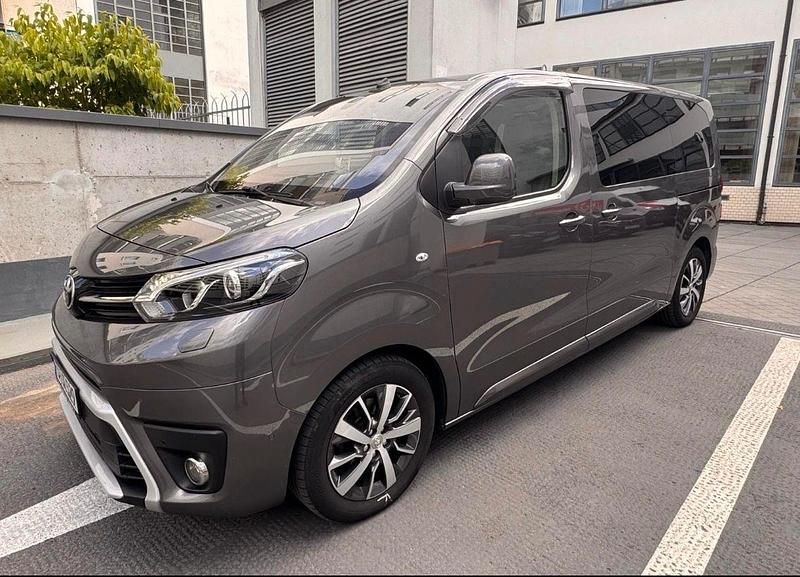 Grau Gebraucht 2019 Toyota Proace Verso Executive Kombi | 22.999 € (Guter Preis) - Bild 1/4