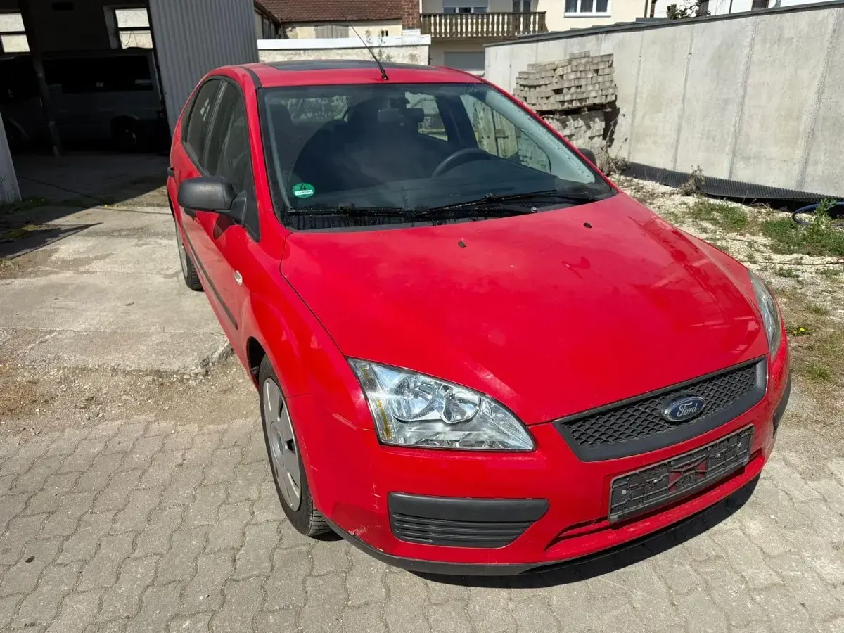 Gebraucht Ford Focus Trend 101 PS (74 kW) 2006 Rot Limousine