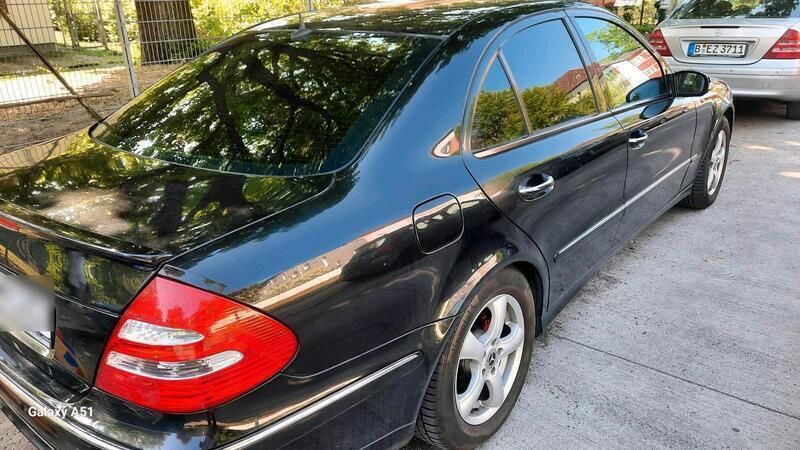 Schwarz Gebraucht 2002 Mercedes E240 Avantgarde Limousine | 4.500 € (Fairer Preis) - Bild 1/4
