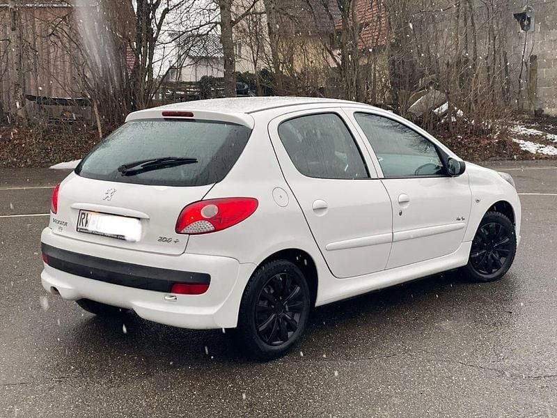 Gebraucht Peugeot 206+ 73 PS (53 kW) 2011 Weiß Kleinwagen