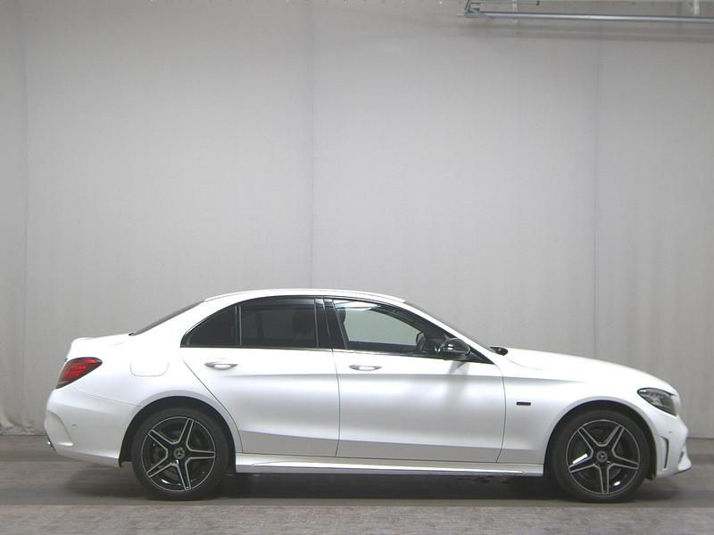 Weiss Gebraucht 2021 Mercedes C300e AMG line Limousine | 22.480 € (Guter Preis) - Bild 1/4