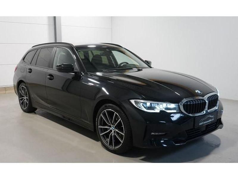 Black sapphire metallic (metallic) Gebraucht 2022 BMW 320e Advantage Kombi | 26.950 € (Superpreis) - Bild 1/4