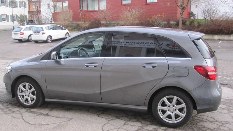 Grau Gebraucht 2016 Mercedes B200 Van / Kleinbus | 13.700 € (Guter Preis) - Bild 1/4