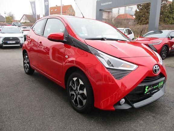 Gebraucht Toyota Aygo X-play 72 PS (52 kW) 2021 Vulcanorot Kleinwagen