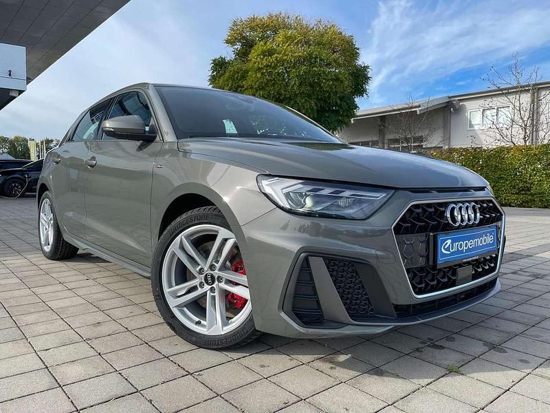 Chronosgrau metallic/grau Gebraucht 2022 Audi A1 Sportback S-Line Kleinwagen | 23.650 € (Fairer Preis) - Bild 1/1