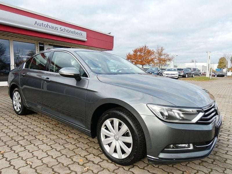 Grau Gebraucht 2015 VW Passat Comfortline Limousine | 9.500 € (Superpreis) - Bild 1/4
