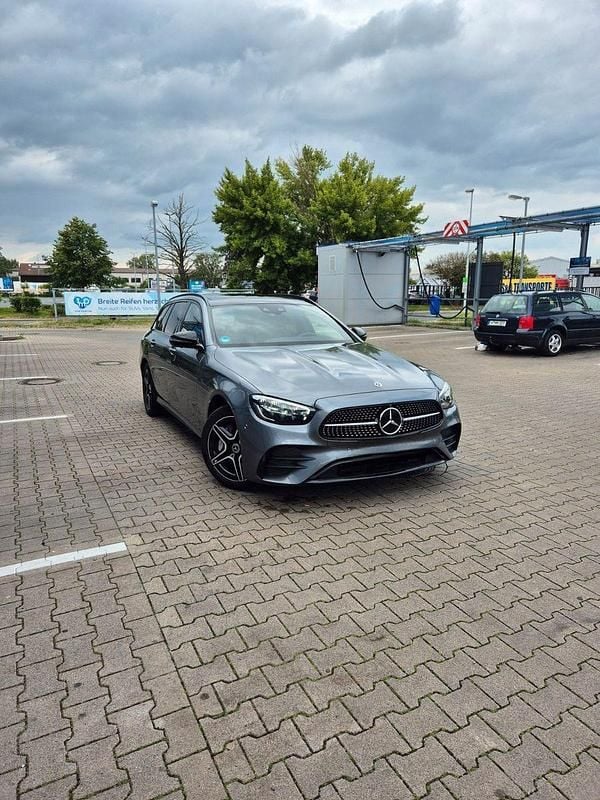 Schwarz Gebraucht 2022 Mercedes E300 AMG Kombi | 34.200 € (Fairer Preis) - Bild 1/4