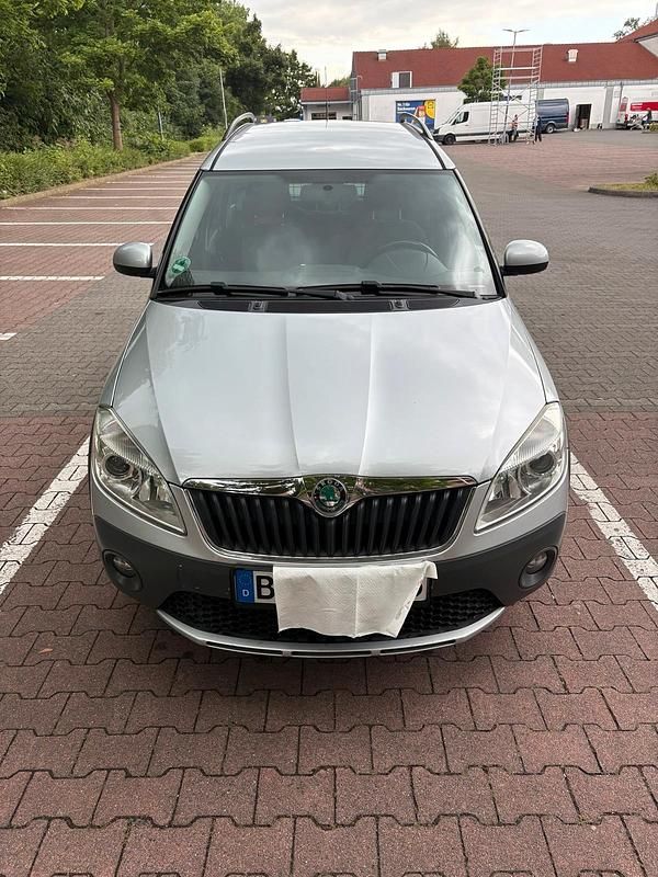 Silber Gebraucht 2011 Skoda Roomster Van / Kleinbus | 3.700 € - Bild 1/4