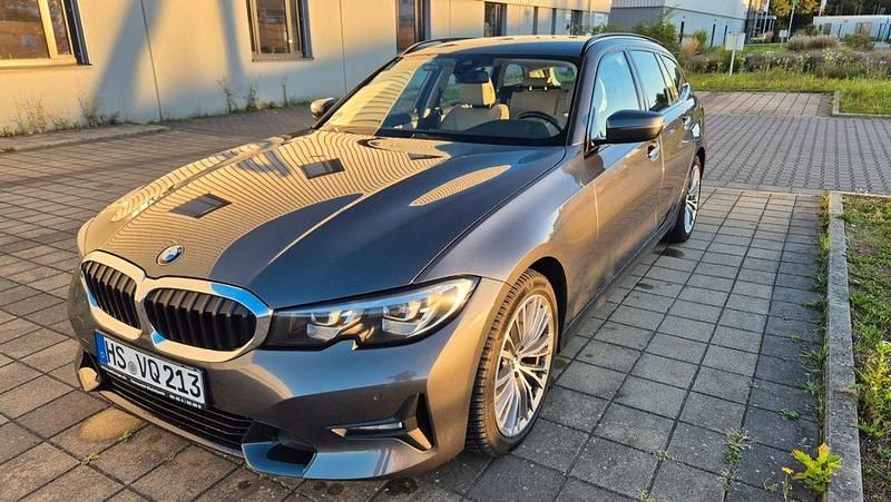 Grau Gebraucht 2020 BMW 320 Sport Line Kombi | 17.700 € (Etwas zu teuer) - Bild 1/4