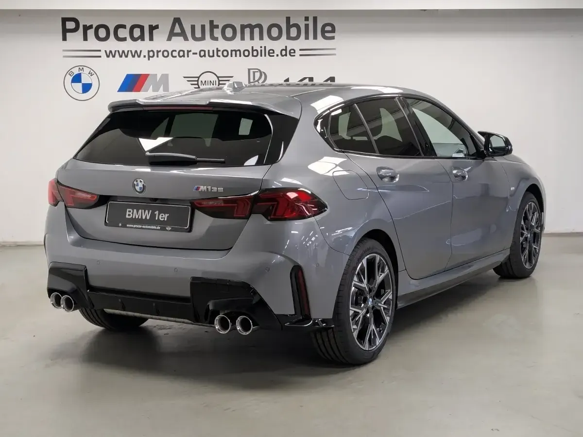 Neu BMW M135 M Sport 300 PS (220 kW) 2026 Silber Kleinwagen