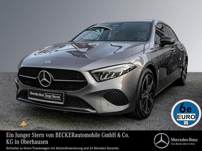 Mountaingrau Gebraucht 2024 Mercedes A200 Progressive Limousine | 31.750 € (Etwas zu teuer) - Bild 1/4
