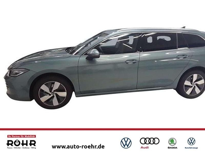 Maripositgrün metallic Gebraucht 2024 VW Passat Business Kombi | 34.279 € (Superpreis) - Bild 1/4