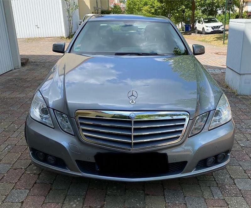 Silber Gebraucht 2011 Mercedes E200 Limousine | 13.900 € - Bild 1/4