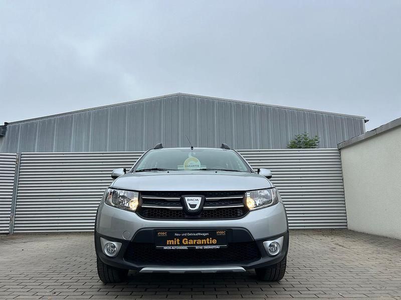 Grau Gebraucht 2013 Dacia Sandero Prestige Kleinwagen | 6.499 € (Fairer Preis) - Bild 1/4